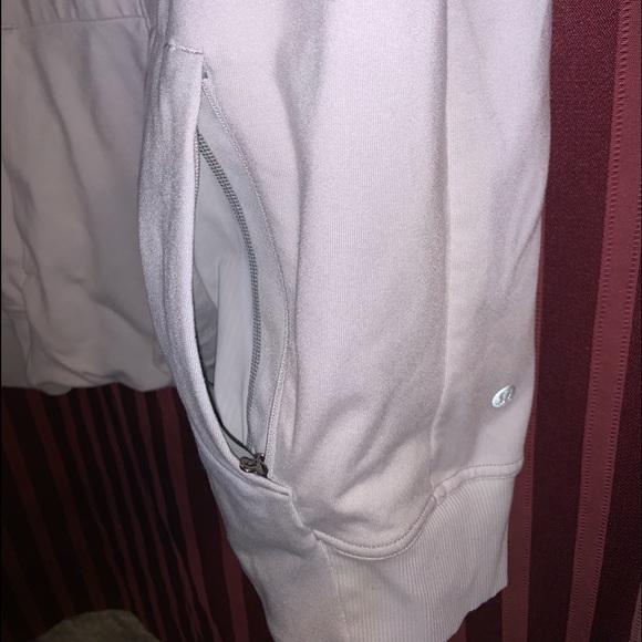 Mens Lululemon jacket. Excellent condition. Zipper pockets. Size large - Picture 7 of 11